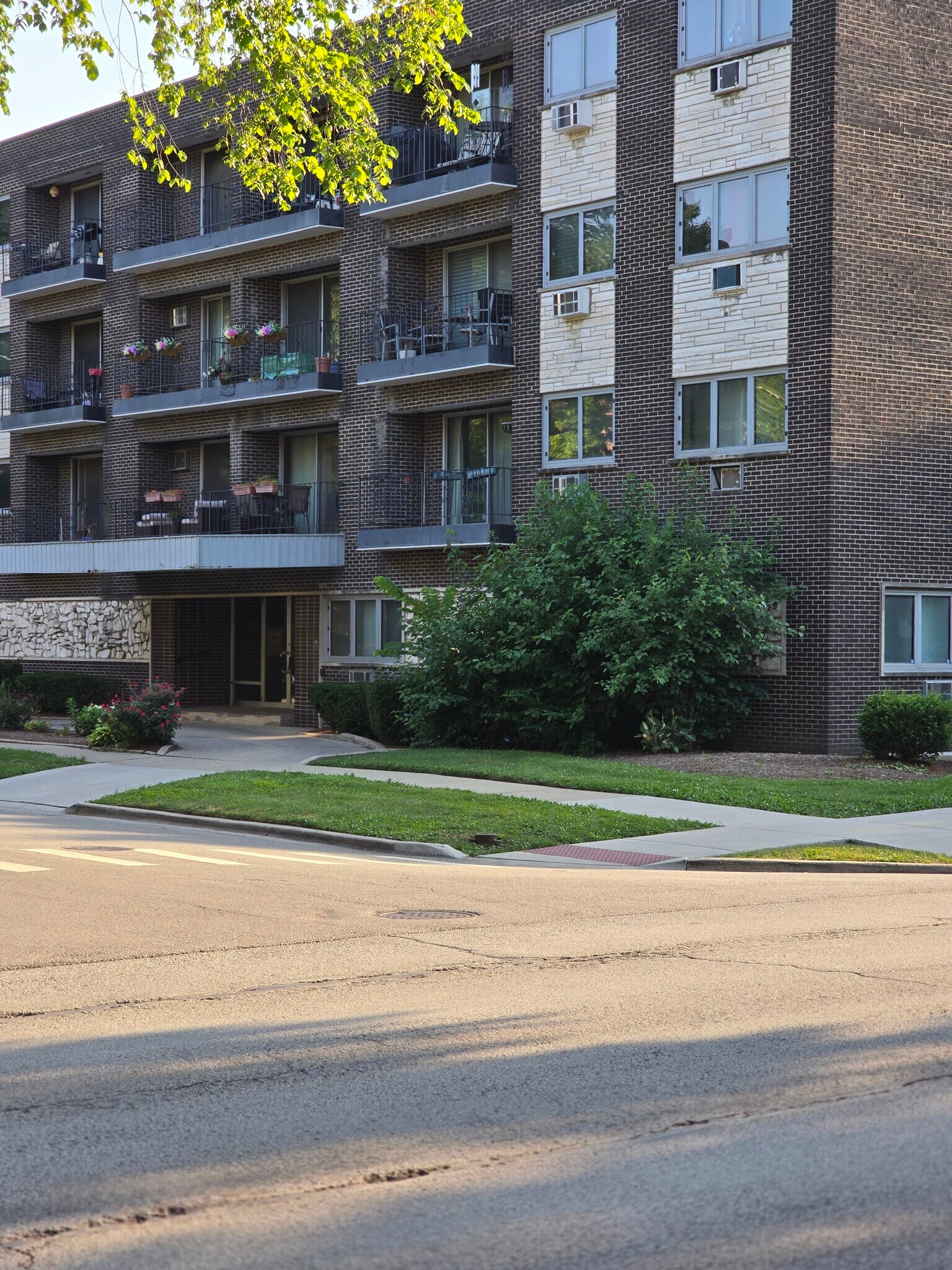 Building Photo - 401 S Grove Ave