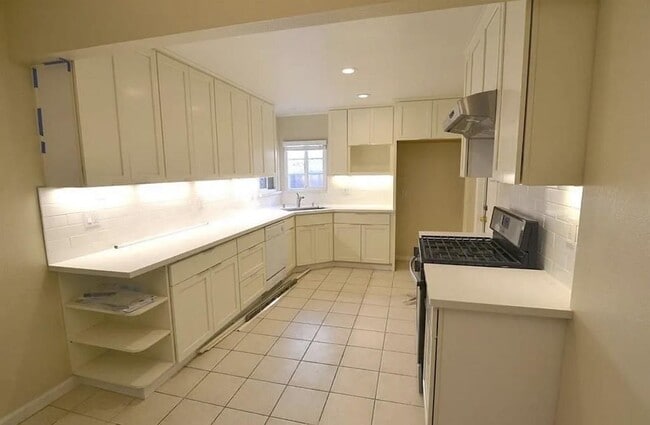 Building Photo - 273 Staples Ave