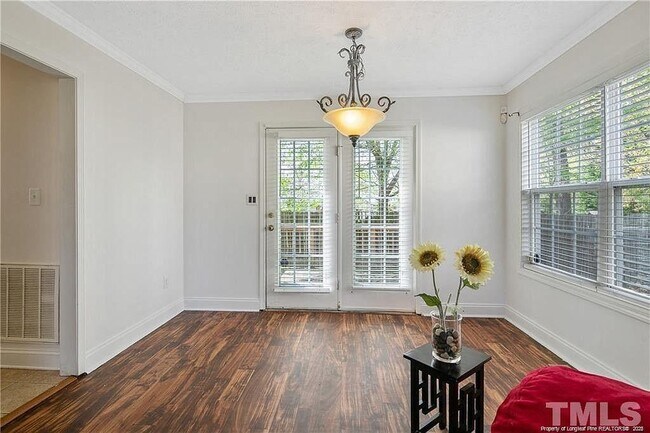 Building Photo - 1600 Silver Ridge Ct