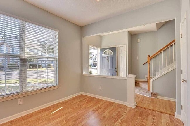 Building Photo - 3 Bedroom Townhome off Pelham Road