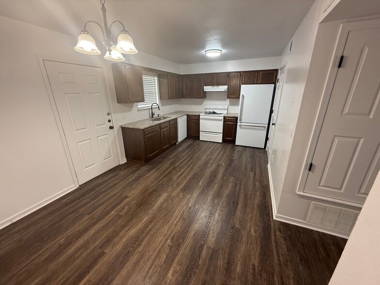 Building Photo - 2938 Gossett Dr