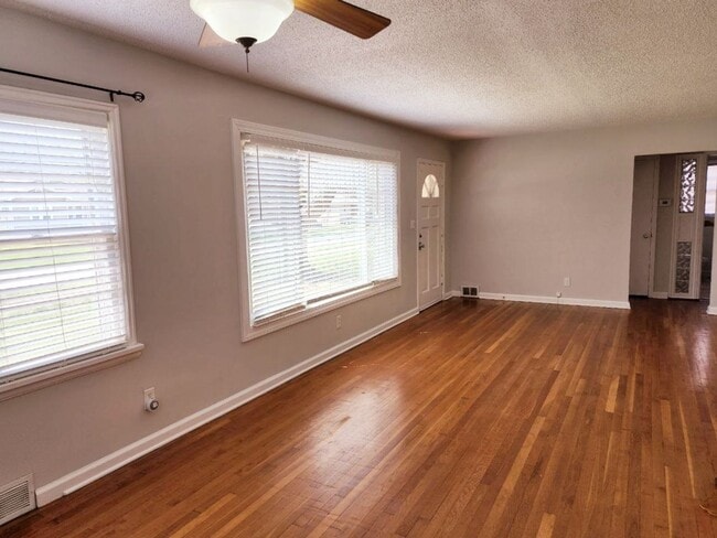 Building Photo - Charming Bunglow in Delaware Neighborhood Close To MSU & Mercy Hospital