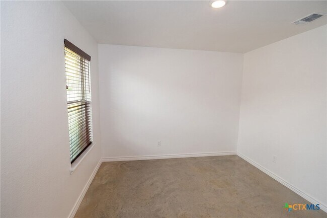 Building Photo - 102 Lost Trl