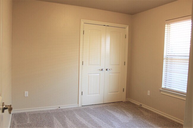 Building Photo - Gorgeous 4 Bed 2 Bath in Gated Community