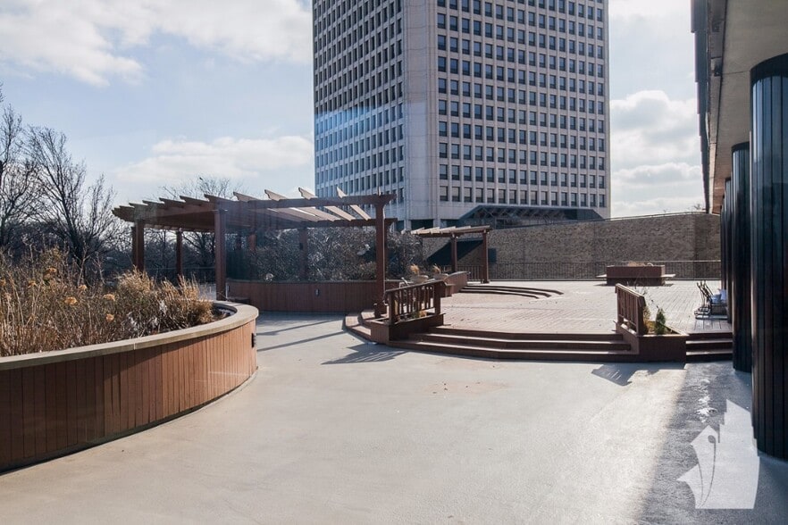 Building Photo - 5415 N Sheridan Rd