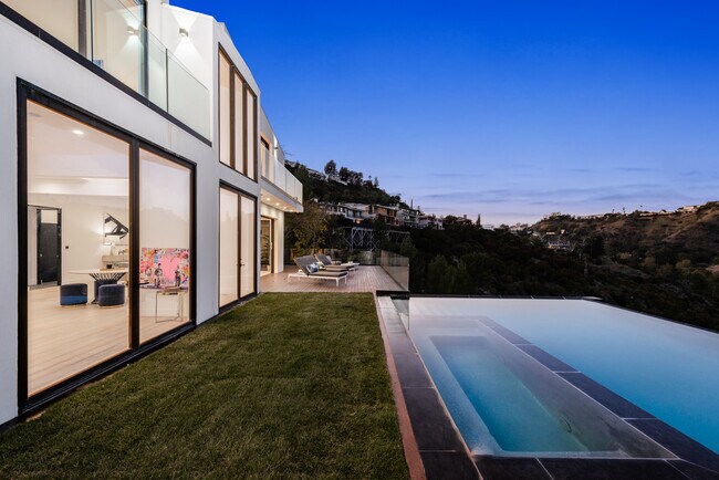Building Photo - 7567 Hermes Dr
