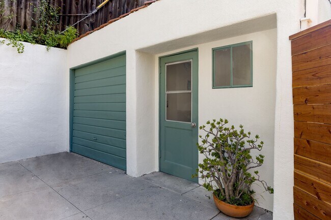 Building Photo - 2166 Beachwood Terrace