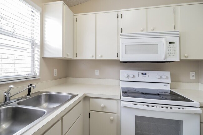 Building Photo - 2230 Justin Ave