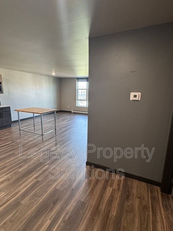 Building Photo - 220 E Greenfield Ln