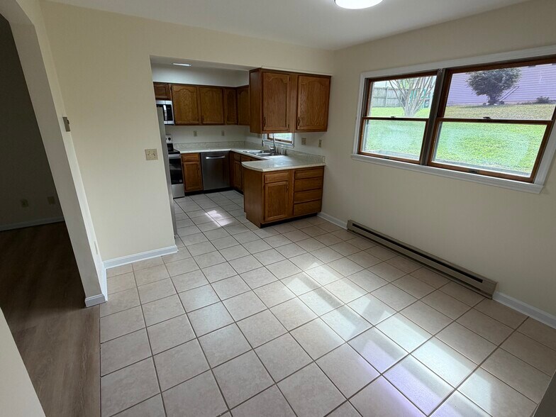 Dining area with lots of natural light - 917 Rose Hill Ave