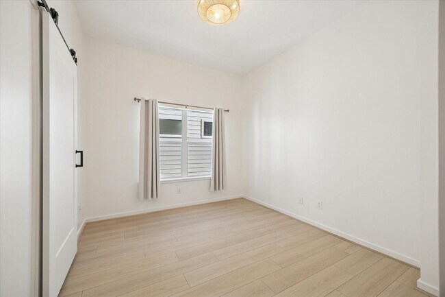 Building Photo - 5313 Lillian St