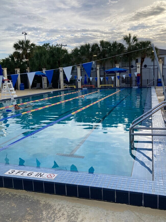 Building Photo - 2170 Bay Dr