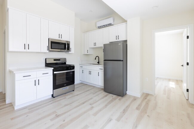 Building Photo - 400-402 Western Ave unit # F