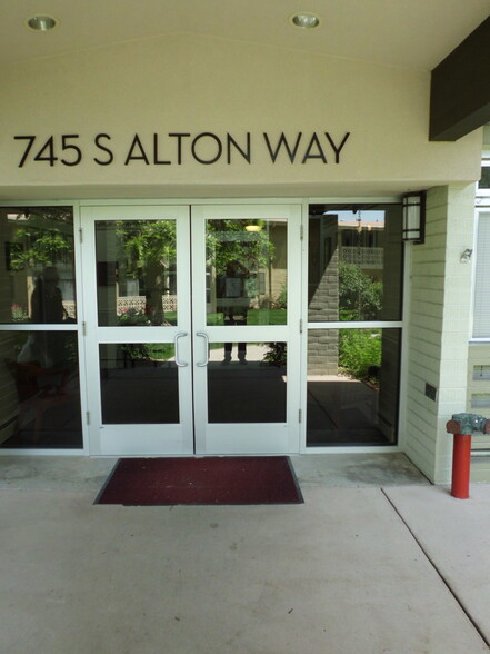 Building Entrance - 745 S Alton Way