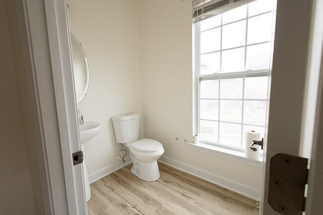 Building Photo - 956 Iron Bridge Dr