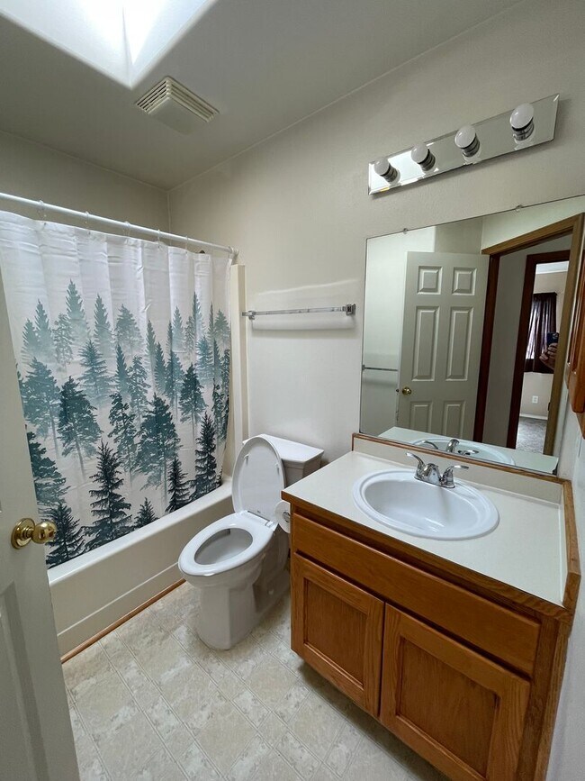 Building Photo - Beautiful 3 Bedroom Home, Pet Friendly!