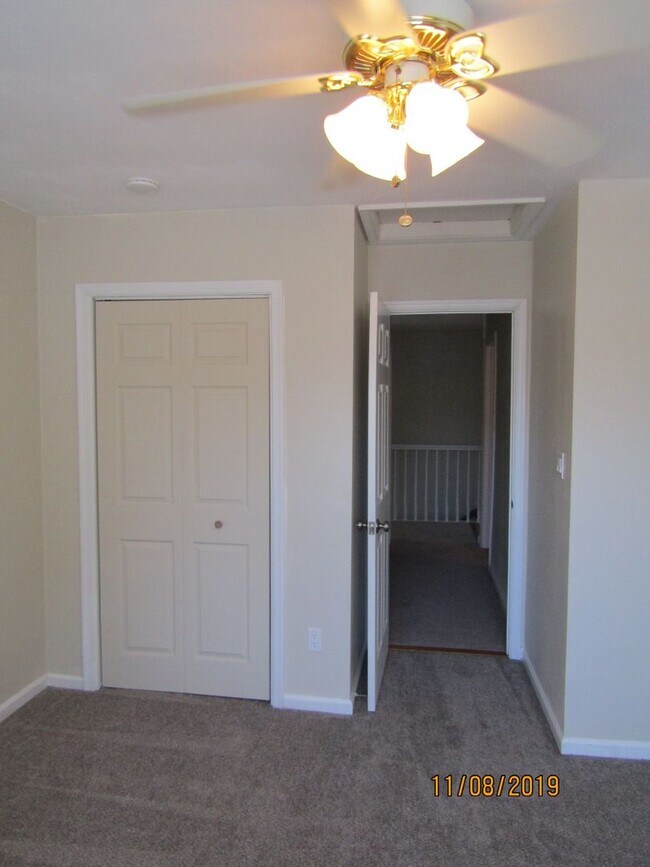 Building Photo - Weeping Cedar Trail