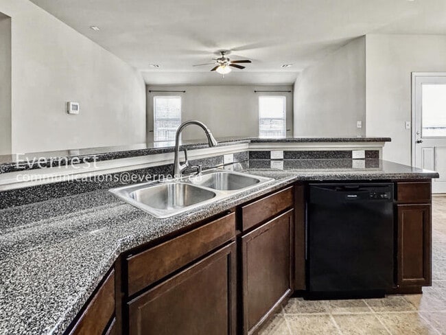 Building Photo - 3 Bed/2 Bath Home with Fenced Yard & Garage / Pet-Friendly / Available Soon!