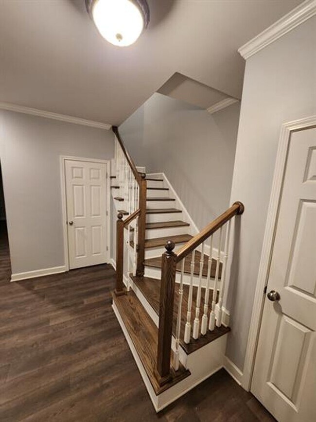 Building Photo - Spacious 3/2.5 Located Near Downtown Greenville!