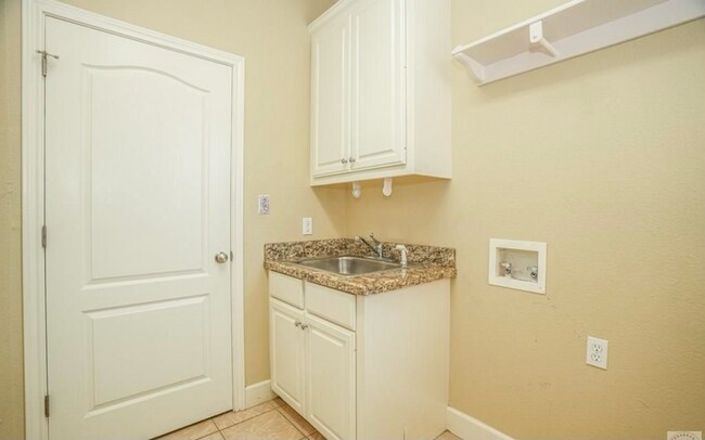 Building Photo - Beautiful, Spacious 4 bedroom Home for Rent!