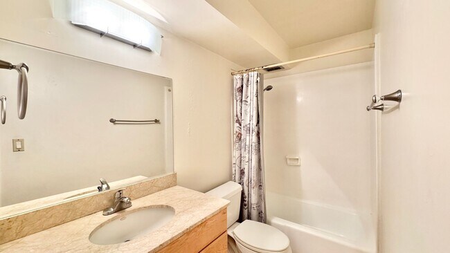 Building Photo - CONVENIENTY LOCATED AND SPACIOUS 2BD/2BA C...