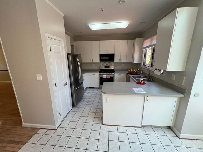 Building Photo - Spacious 4-Bedroom, 3.5-Bath Row House wit...