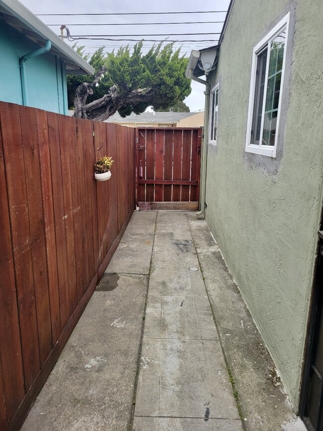 Building Photo - 26735 Eldridge Ave