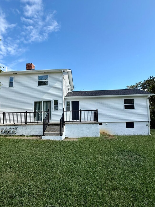 Building Photo - Oak Ridge - 3 bedroom 2 bath Duplex - call...
