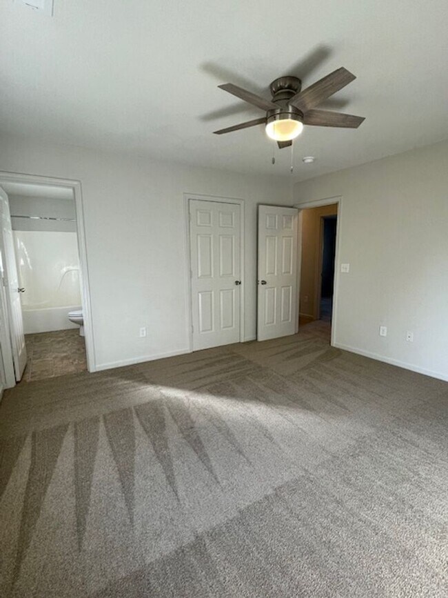 Building Photo - Single Story - 3 bedrooms, 2 baths, spacio...