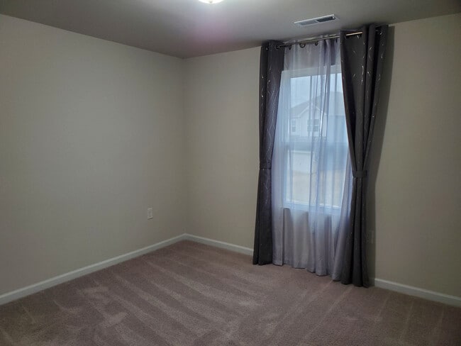 Building Photo - Room in House on Bedrock Rd