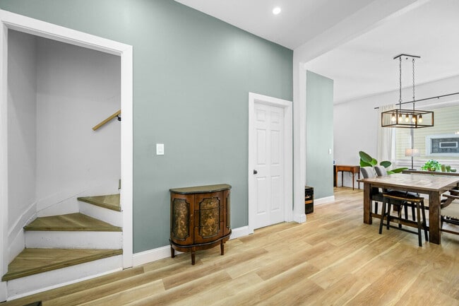 Building Photo - 906 Villa Ave