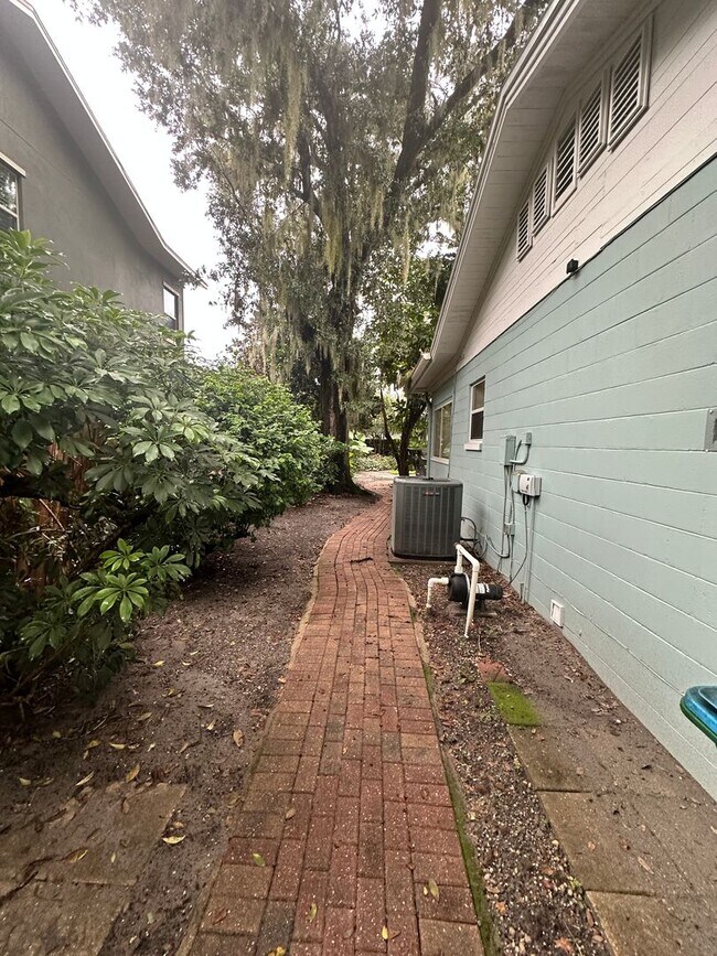 Building Photo - Stunning 3/2 Bungalow near the historic di...