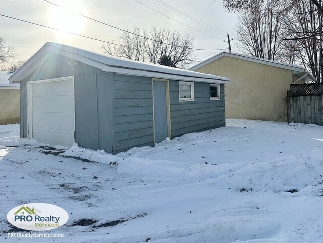 Building Photo - 3 Bedroom Home **50% off January's Rent with a January 2026 Move In**