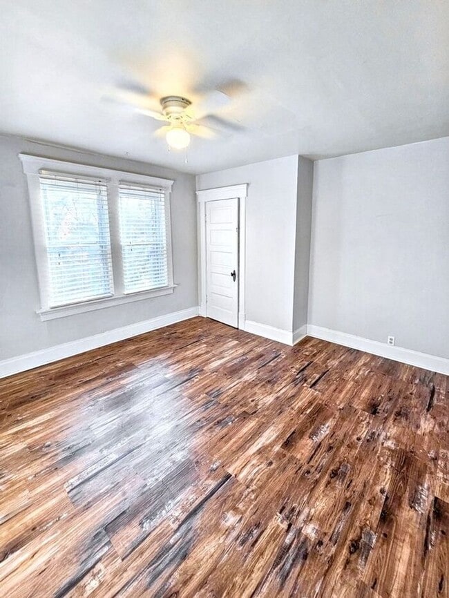 Building Photo - Spacious 3-Bedroom 1 Bathroom Apartment Ne...