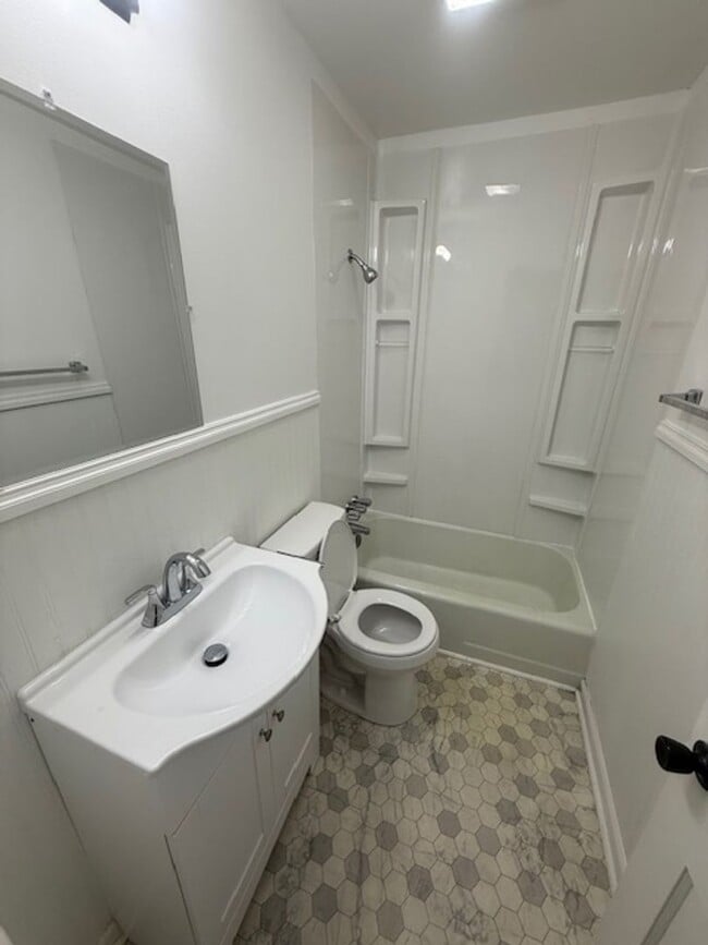 Building Photo - 3 Bedroom 1 Bath Available to Rent for $1,...