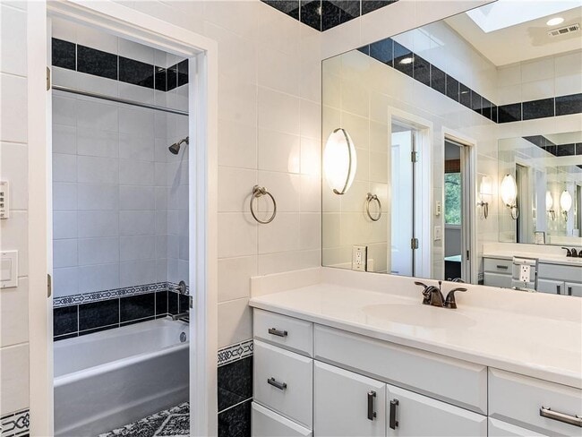 Building Photo - 3002 Hillview Rd