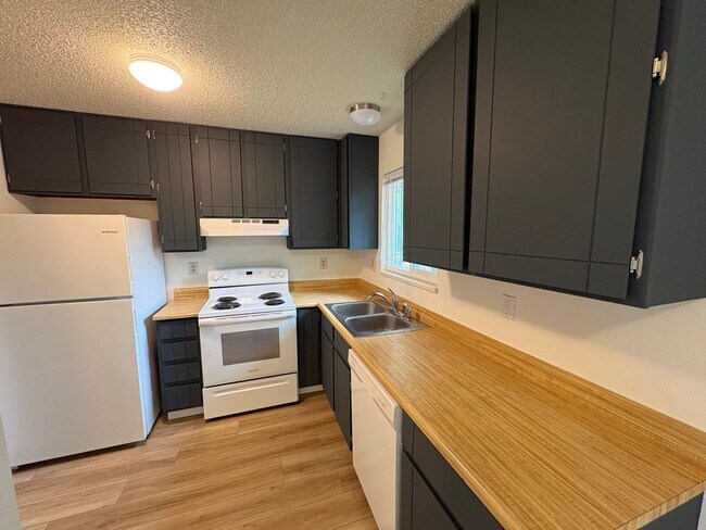 Building Photo - Updated **2 Bedroom | 1.5 Bath | 1-Car Garage Townhome**