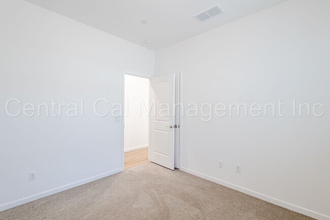 Building Photo - 4 Bedroom/3 Bath Home with Solar in Commun...