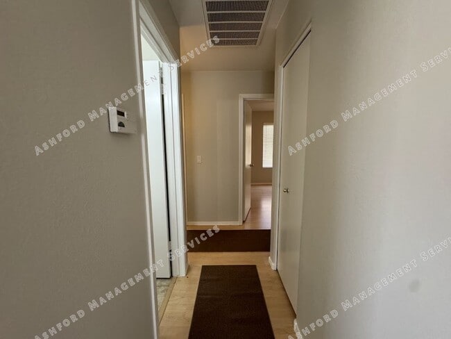 Building Photo - 3 BEDROOM WITH NO CARPET/LARGE YARD