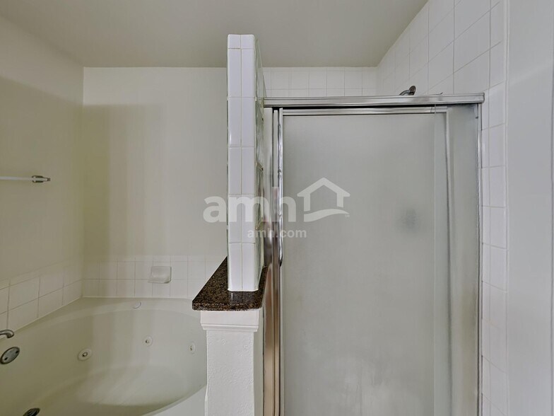 Building Photo - 18439 Sunrise Oaks Ct