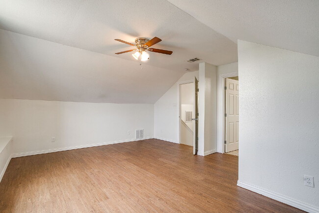 Building Photo - Updated Duplex in Weatherford with large y...