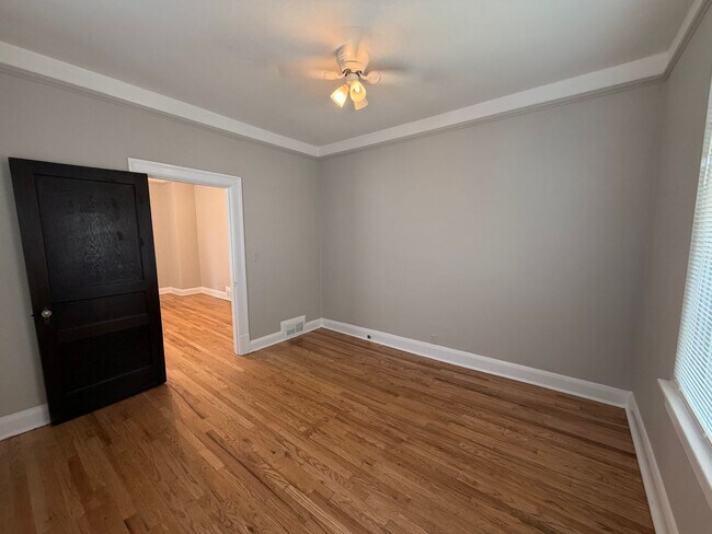 Building Photo - 432 E Lytle St