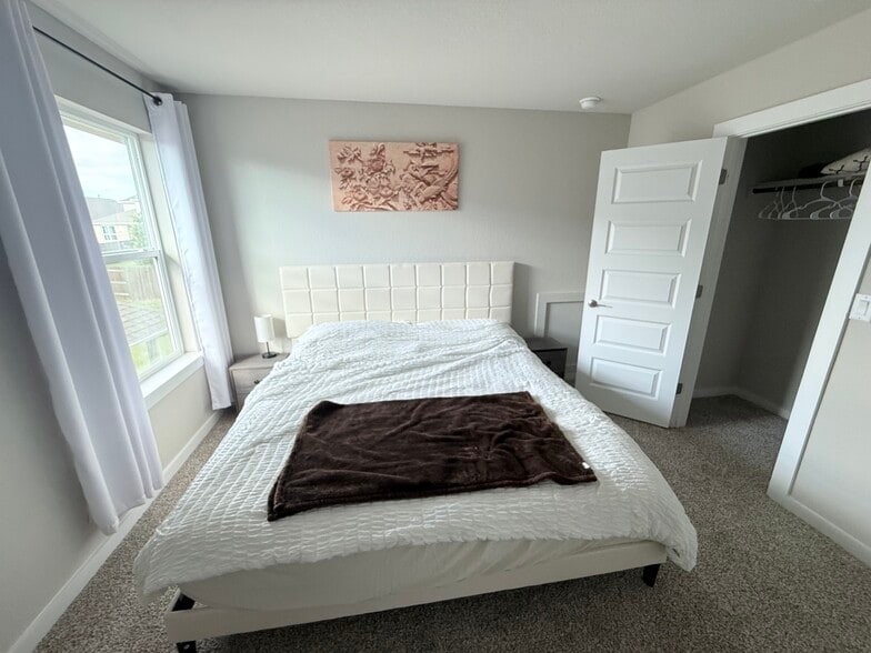 Building Photo - 2024 Wilsons Warbler Dr