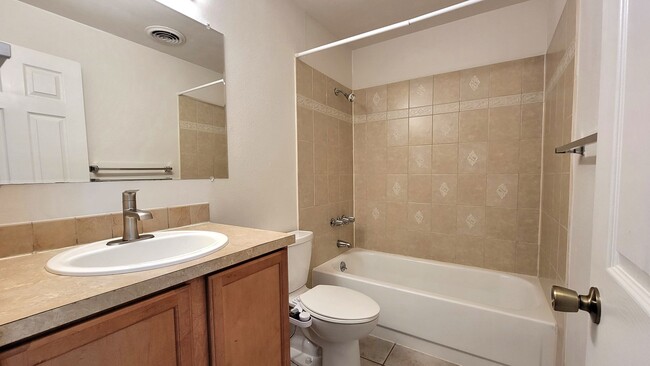 Building Photo - 3-bedroom, 2-bath Condo 'On the Green'