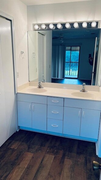 Building Photo - 2454 SE Garden Terrace