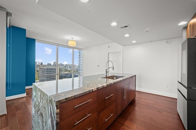 Building Photo - 300 Bowie St