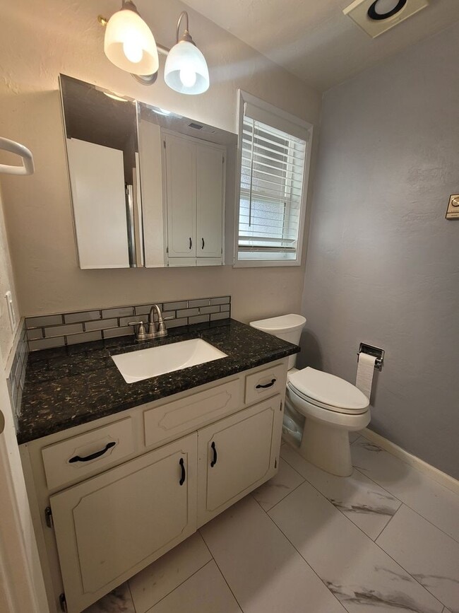 Building Photo - Charming 3 bedroom 2 bath.