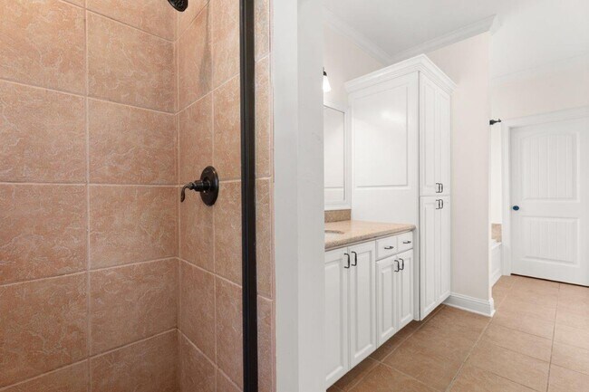 Building Photo - 4150 Primrose Dr