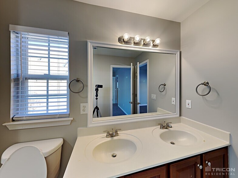 Building Photo - 1514 Red Oak Dr