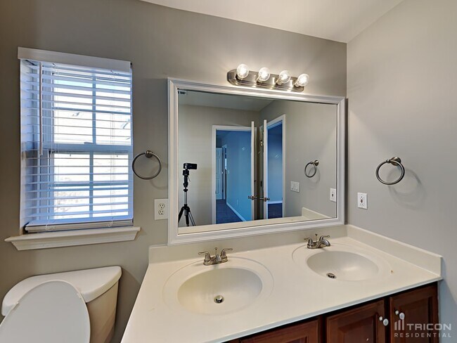 Building Photo - 1514 Red Oak Dr